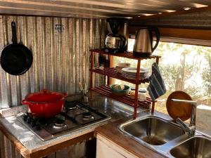 una cocina con un fregadero y una estufa y un fregadero en DomosdeMar a 100 mts del mar, en Ocean Park 23 fotos más