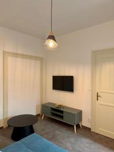 TV a/nebo společenská místnost v ubytování Pearl Bee Deluxe Suites