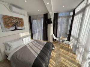 Un pat sau paturi într-o cameră la Sara City Center