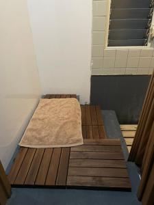 平安旅馆男士迷你单身公寓にあるベッド