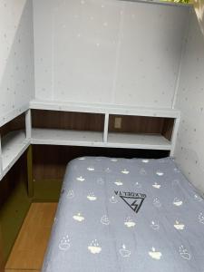 平安旅馆男士迷你单身公寓にあるベッド