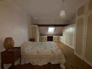 a bedroom with a bed and a table and a window at Spacieuse maison pour 6 à 8 personnes in Noisy-le-Sec