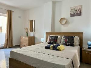 Un pat sau paturi într-o cameră la MIVE-Delux Three Bedroom Apartment in Marsaskala