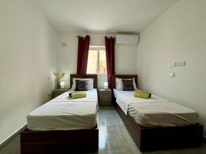 Un pat sau paturi într-o cameră la MIVE-Delux Three Bedroom Apartment in Marsaskala