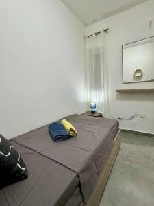 Un pat sau paturi într-o cameră la MIVE-Delux Three Bedroom Apartment in Marsaskala