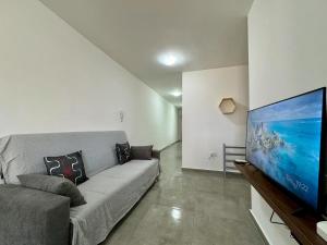 Un televizor și/sau centru de divertisment la MIVE-Delux Three Bedroom Apartment in Marsaskala