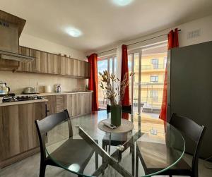 O bucătărie sau chicinetă la MIVE-Delux Three Bedroom Apartment in Marsaskala
