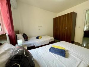 Un pat sau paturi într-o cameră la MIVE-Delux Three Bedroom Apartment in Marsaskala