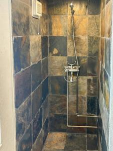 y baño con ducha de azulejos marrones. en Historic Skipper Farm Near Nordby Hills And Beach, en Nordby 28 fotos más