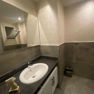 une salle de bain avec un lavabo et un miroir dans l'établissement Luxury Sea View Studio at Alsaraya Resort Your Ultimate Sahl Hasheesh Getaway, à Hurghada