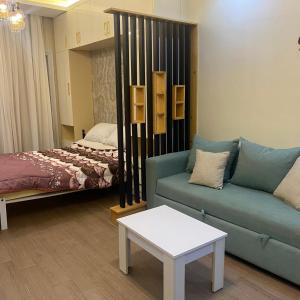 un salon avec un canapé et un lit dans l'établissement Luxury Sea View Studio at Alsaraya Resort Your Ultimate Sahl Hasheesh Getaway, à Hurghada