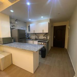 - une cuisine avec un comptoir dans une pièce dans l'établissement Luxury Sea View Studio at Alsaraya Resort Your Ultimate Sahl Hasheesh Getaway, à Hurghada