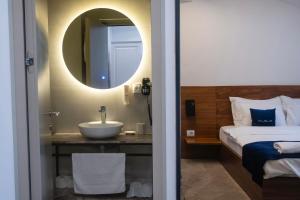 Un baño de Nam Hotel