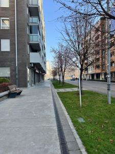Una acera vacía en una ciudad con edificios en Marse Stay, en Belgrado