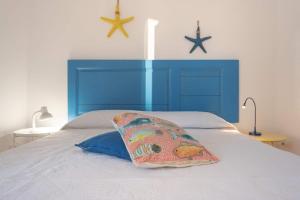イスピカにあるISULATRAVEL - Blu Mediterraneo Houseのベッド(青いヘッドボード、枕付) +13枚の写真
