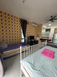 Postel nebo postele na pokoji v ubytování Urban 360 Teratak Rara Homestay