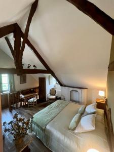 a bedroom with a large bed in a attic at Gîte La Blanchie Haute in Martel