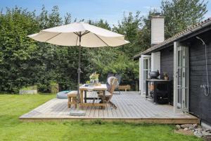 Vrt ispred objekta The Small Oasis With Beach Vibes In Dronningmølle