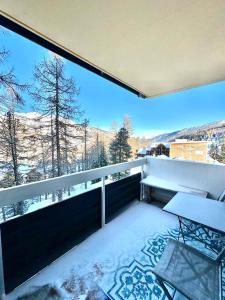a balcony with a view of a snowy mountain at Studio au pied des pistes avec terrasse in Vars