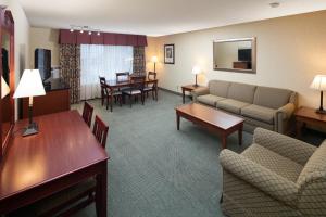 een hotelkamer met een bank, stoelen en een tafel bij Red Lion Hotel Eureka in Eureka