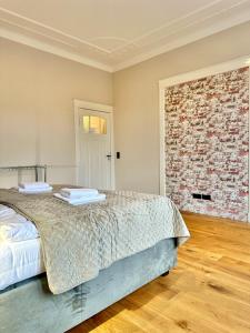 a bedroom with a bed and a brick wall at Traumhaftes Apartment mit gratis Parkplatz und Balkon G3 in Oldenburg