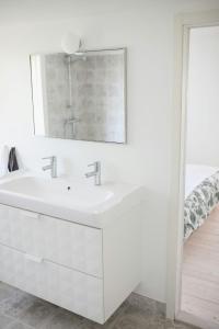 Koupelna v ubytování Idyllic Holiday Home With Scenic Views On Älgö + 28 fotografií