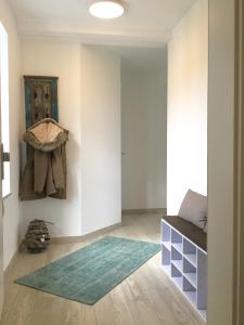 une chambre avec un tapis bleu au sol dans l'établissement Apartment Meeresrauschen -mit Meerblick oberstes OG, à Binz