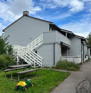 une maison avec un banc et un jouet devant elle dans l'établissement Cosy Room 10M to Oslo S ONLY WOMEN, à Oslo