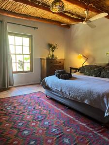 Katil atau katil-katil dalam bilik di Paardekloof Farmhouse