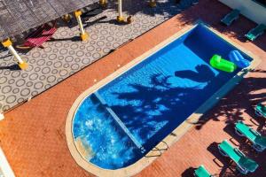 - une vue sur la piscine avec une silhouette de requin dans l'établissement Quinta Amoreira - Adults Only - LGBT friendly, à Poço Partido