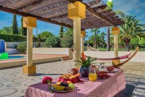 - une table avec un petit-déjeuner composé de fruits et de jus de fruits dans l'établissement Quinta Amoreira - Adults Only - LGBT friendly, à Poço Partido 24 autres photos