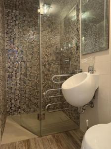 Ένα μπάνιο στο City view apartment in center of Brasov, AFI +33 φωτογραφίες