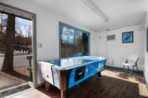 Stolní tenis v ubytování Pet Friendly Cabin in Gatlinburg nebo okolí