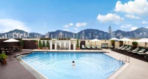 una persona in una piscina in cima a un edificio di InterContinental Grand Stanford Hong Kong by IHG a Hong Kong