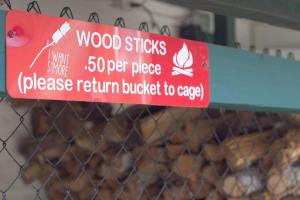 Gatlinburg Cabin Near Ripley's Aquarium的证书、奖牌、标识或其他文件