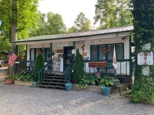 加特林堡Gatlinburg Cabin Near Ripley's Aquarium的一座小建筑,前面有植物