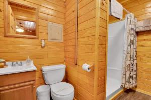 Gatlinburg Cabin Near Ripley's Aquarium的一间浴室