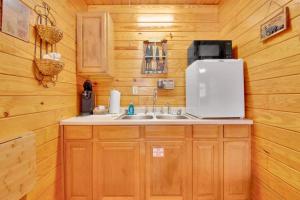 加特林堡Gatlinburg Cabin Near Ripley's Aquarium的带水槽和冰箱的厨房