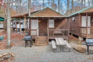 加特林堡Gatlinburg Cabin Near Ripley's Aquarium的小木屋设有长凳和门廊