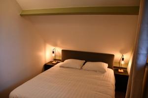 Ένα ή περισσότερα κρεβάτια σε δωμάτιο στο ArdenParks PetiteSuisse Chalet Renardeau +16 φωτογραφίες