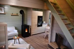 Μια τηλεόραση ή/και κέντρο ψυχαγωγίας στο ArdenParks PetiteSuisse Chalet Renardeau