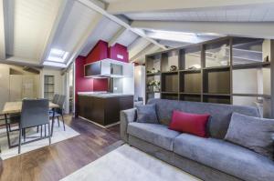 a living room with a couch and a table at Luxury Apartment Venice in Venice +62 photos