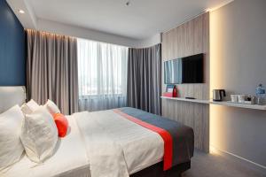 Кровать или кровати в номере Holiday Inn Express - Almaty by IHG +23 фотографии
