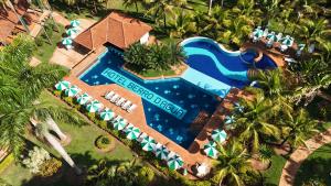 Una vista aérea de una piscina con sombrillas y sillas. en Hotel Berro D`Agua Eco Resort, en Avaré