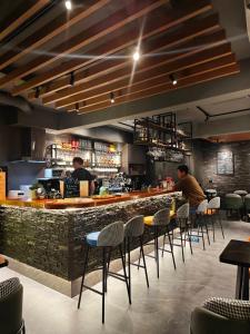 九份にあるJiufen Mountain Stayのバーのあるレストラン
