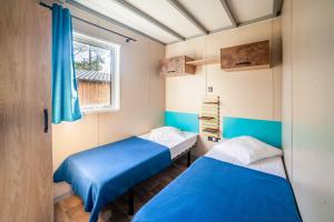 Postel nebo postele na pokoji v ubytování Camping de la Dune "Les Flots Bleus"