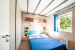 Postel nebo postele na pokoji v ubytování Camping de la Dune "Les Flots Bleus"
