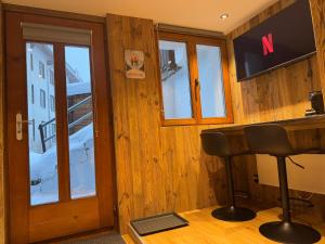 TV a/nebo společenská místnost v ubytování Studio rénové au centre de Saas-Fee