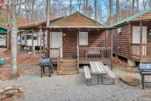 加特林堡Relax in a Mountain Cabin in the Smokies, Gatlinburg的小木屋设有长凳和门廊