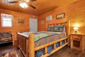 加特林堡Relax in a Mountain Cabin in the Smokies, Gatlinburg的小木屋里有一张床的卧室